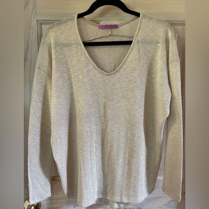 JAC PARKER Ultra Lightweight V-Neck Long Sleeve Sweater in Tan. Women’s Medium